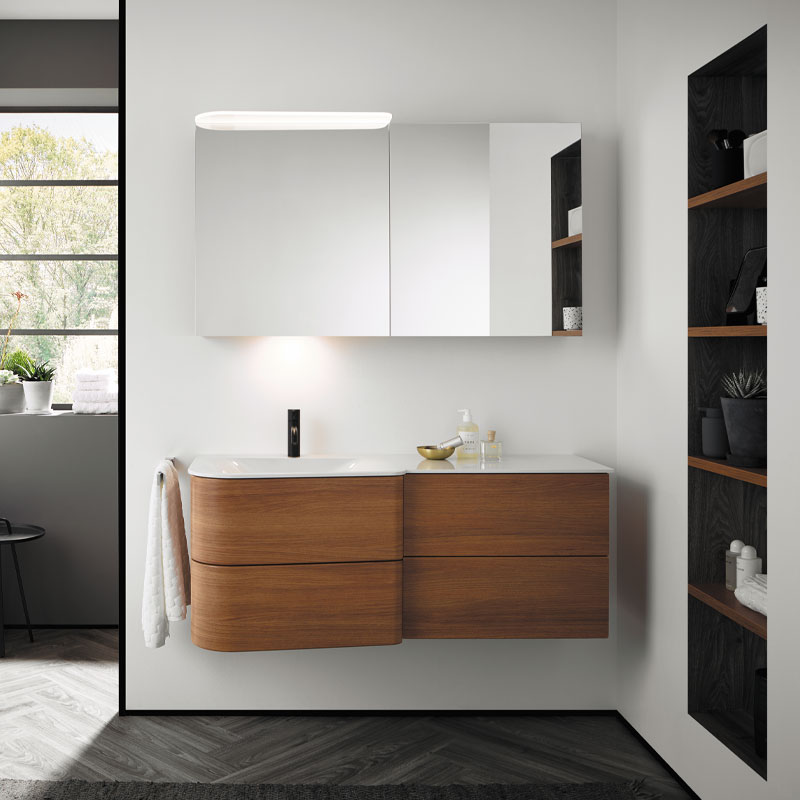 Burgbad Badu Badmöbel mit asymmetrischem Waschtisch, Holzfronten und Spiegelschrank